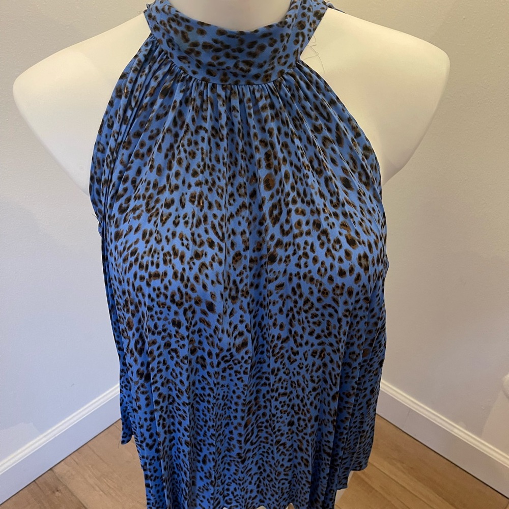Cute flowy tank in new condition